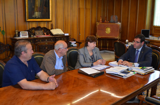 Prieto se interesa por los problemas de Villas de la Ventosa