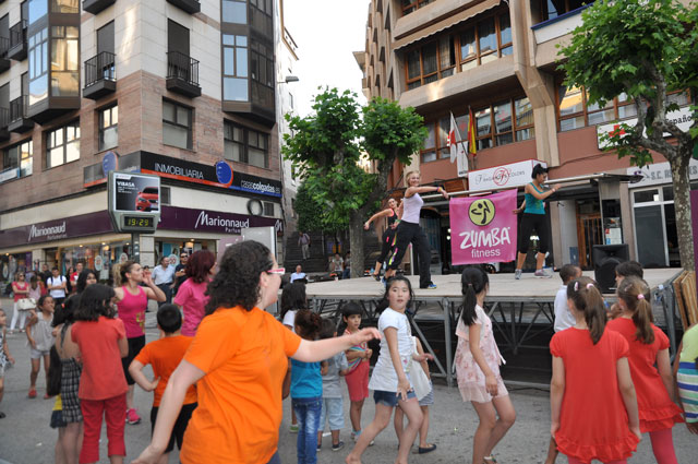 Un centenar de personas participaron en la actividad de zumba de ‘Los veranos del centro’