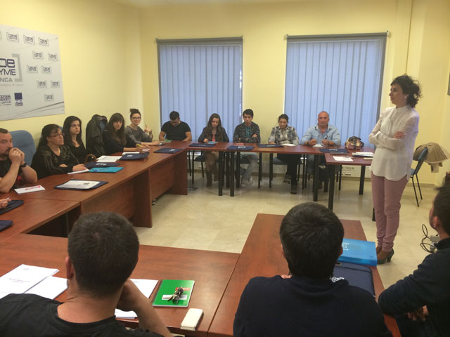 Cerca de veinte personas realizan el curso de manipulador de alimentos