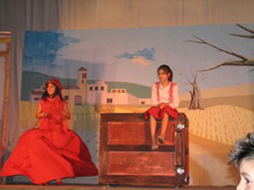Niños de cuatro colegios de Cuenca disfrutan de una jornada de Teatro Escolar el el colegio Santa Ana 