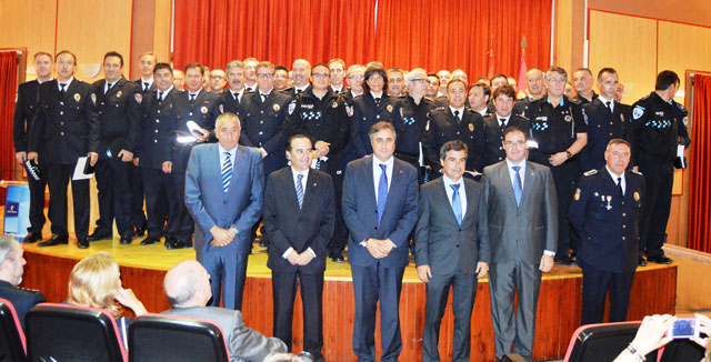 Más de medio centenar de agentes reciben la medalla a la permanencia en los Cuerpos de la Policía Local por parte de la Consejería de Administraciones Públicas 