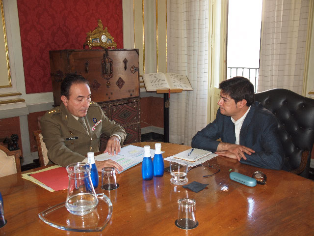 El alcalde se reúne con el subdelegado de defensa en Cuenca