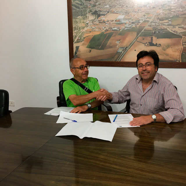 Firma del convenio de colaboración entre el Ayuntamiento de Mota del Cuervo y la Asociación de Amigos de los Molinos