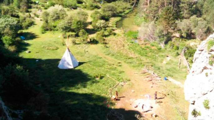Una acampada no autorizada reúne a más de cien personas en el Alto Tajo