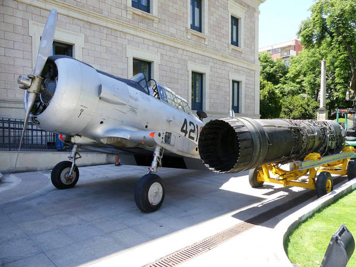 El avión militar histórico T-6	 Texan y el motor de un Phantom se incorporan a la exposición del Ejército del Aire en la Diputación