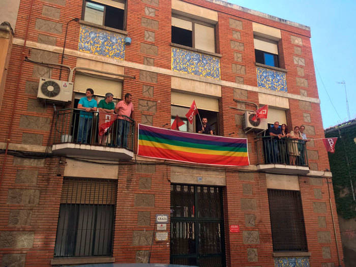 CCOO cuelga la bandera de la diversidad LGTBI en su sede de Talavera de la Reina