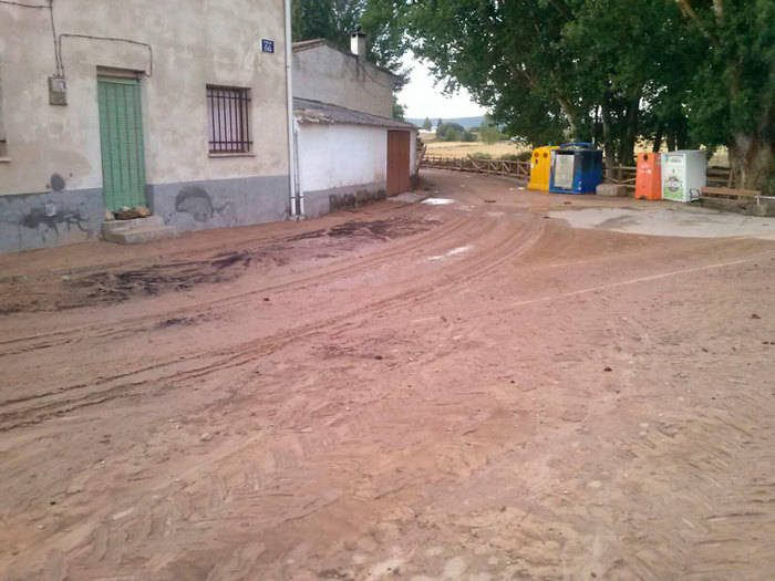 Los servicios de limpieza actúan en Villanueva de los Escuderos tras los efectos de la tormenta