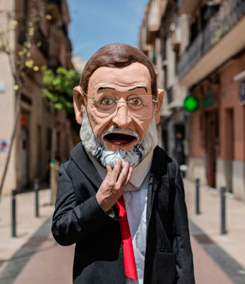 El ‘cabezudo’ de Rajoy desembarca en Cuenca en su viaje por las personas refugiadas 