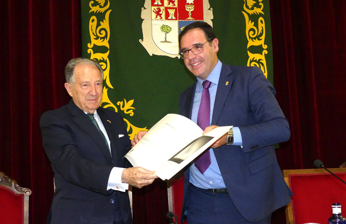 Félix Sanz Roldán recibe con orgullo el Premio ‘Conquense Excelente 2017’ como “culminación a toda una vida”