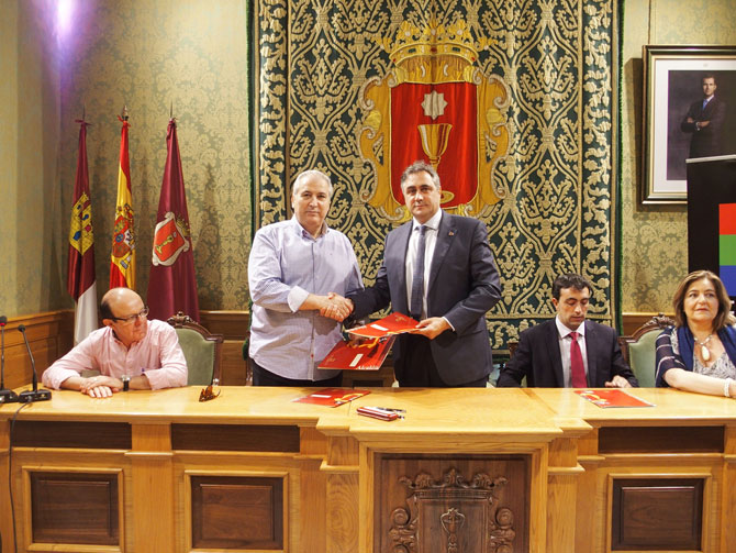 El Ayuntamiento y la Agrupación Provincial de Hostelería firman un convenio de 15.000 euros para la promoción turística de Cuenca