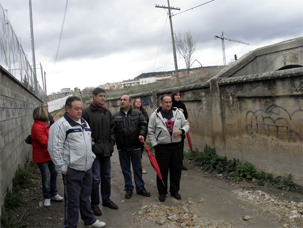 Ávila constata la necesidad de numerosas mejoras en el barrio de “Las Quinientas”