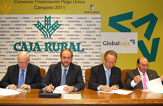 El convenio entre la Junta y las Cajas Rurales permitirá inyectar 640 millones de euros al sector agrario 