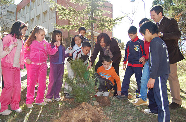 Molina participó hoy en la plantación de especies autóctonas con los escolares del CP ‘San Julián’ coincidiendo con el Día Forestal Mundial