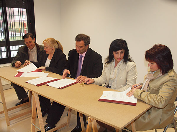 El alcalde firma el convenio de cesión del piso piloto de Cañadillas a tres asociaciones de la capital