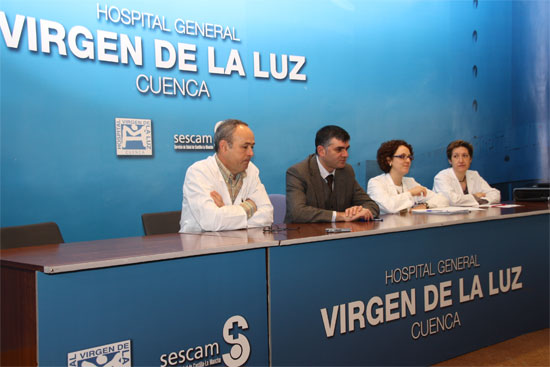 Alumnos del IES de Valera de Abajo participan en una charla sobre salidas profesionales en un centro hospitalario
