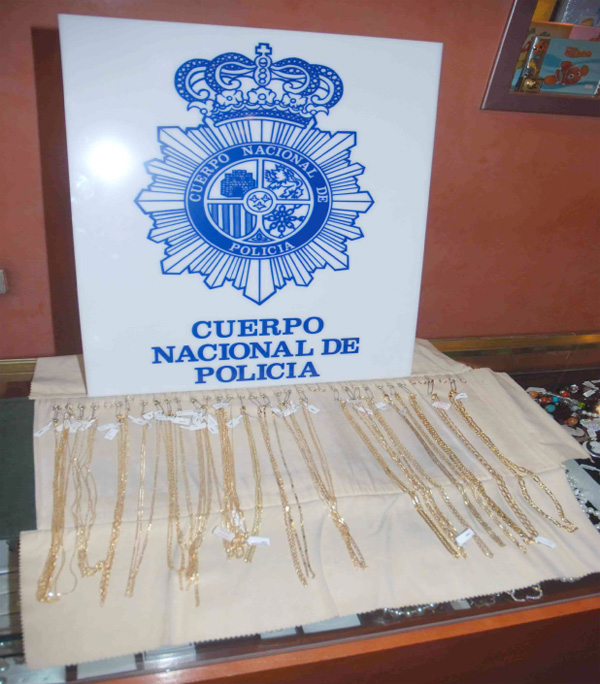 Dos detenidos por robar joyas en una joyería del  centro de Cuenca
