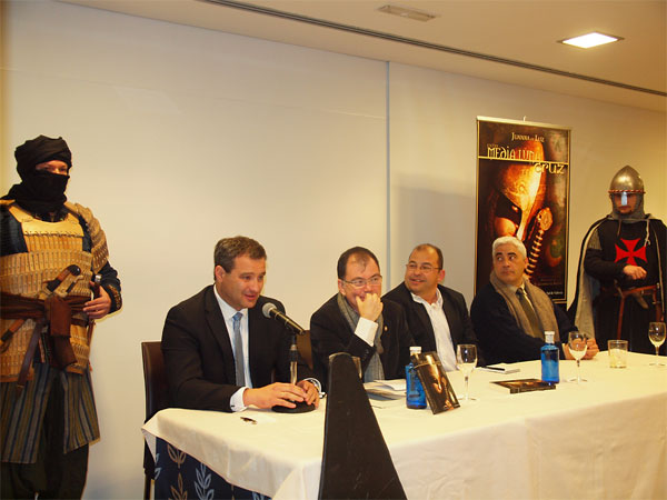 El alcalde se felicita por el nacimiento de un nuevo libro en Cuenca: Entre la Media Luna y la Cruz