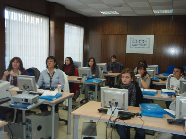 Formación sobre maquillaje en CEOE CEPYME Tarancón