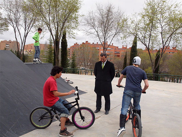 El alcalde comprueba la rehabilitación de las pistas de skate en el Parque Dos Ríos