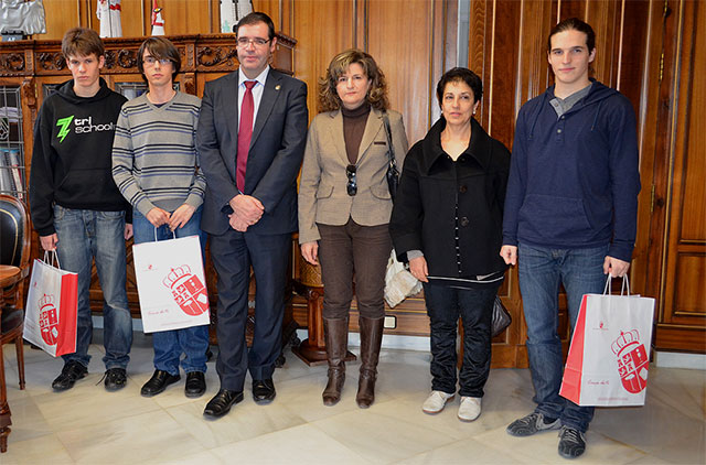 Benjamín Prieto recibe en la Diputación a los alumnos distinguidos en la fase regional de la Olimpiada de Física