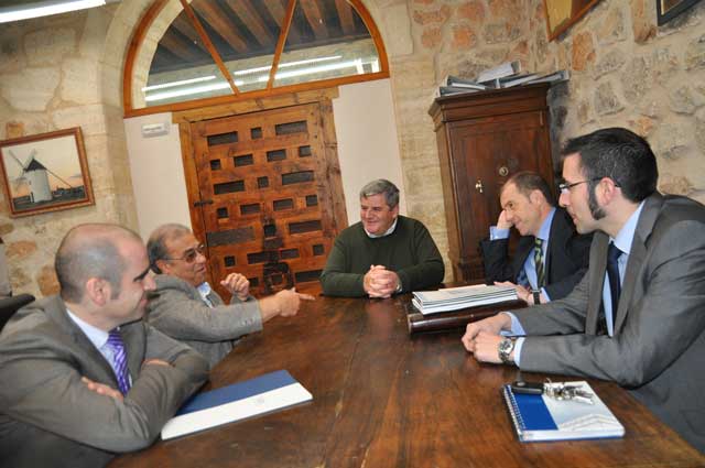El alcalde de Villamayor de Santiago transmite a la patronal la delicada situación del tejido empresarial local