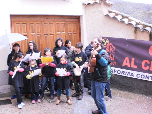 Protesta musical contra clientelismo en torno al cementerio nuclear