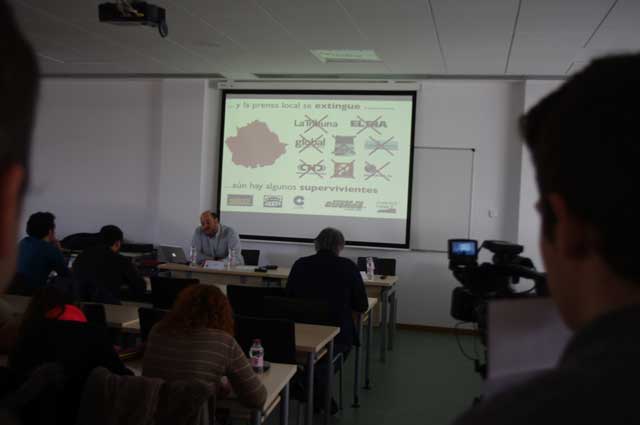 La delegación de alumnos de periodismo lleva a la facultad un debate sobre el estado actual de la prensa local y regional