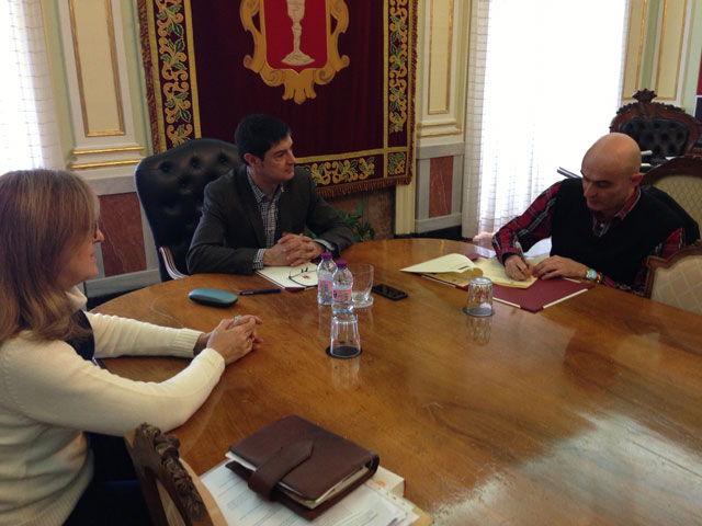 Ayuntamiento y ACONFACU darán a los padres la posibilidad de formarse para controlar el uso que hacen sus hijos de Internet