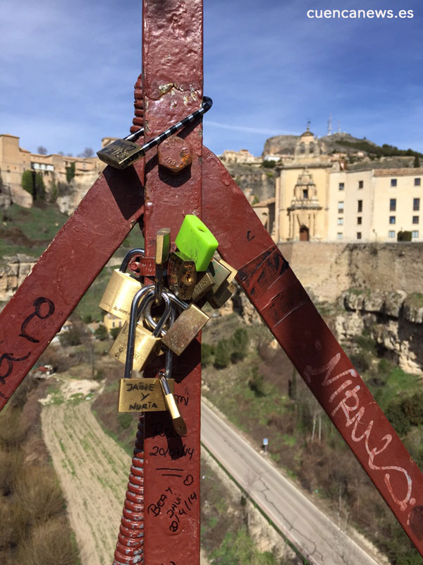 Los candados del amor vuelven al puente de San Pablo