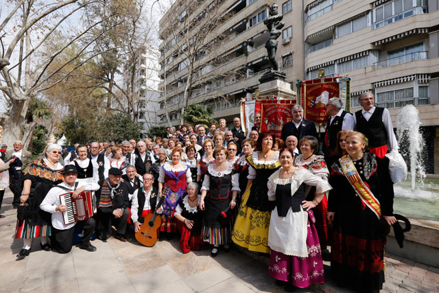 Doscientas personas de seis casas de Castilla La Mancha homenajean a Miguel de Cervantes