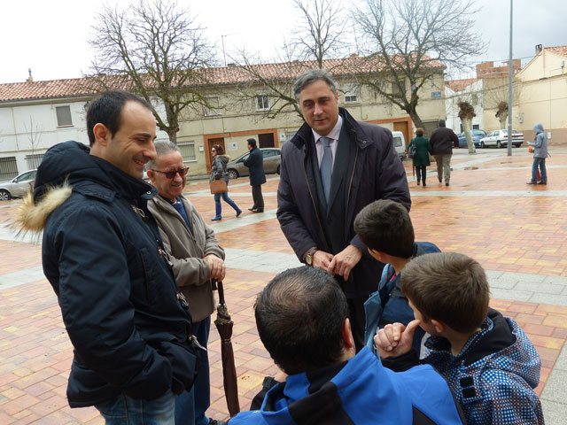 Los vecinos de Las Quinientas comparten sus demandas con Ángel Mariscal
