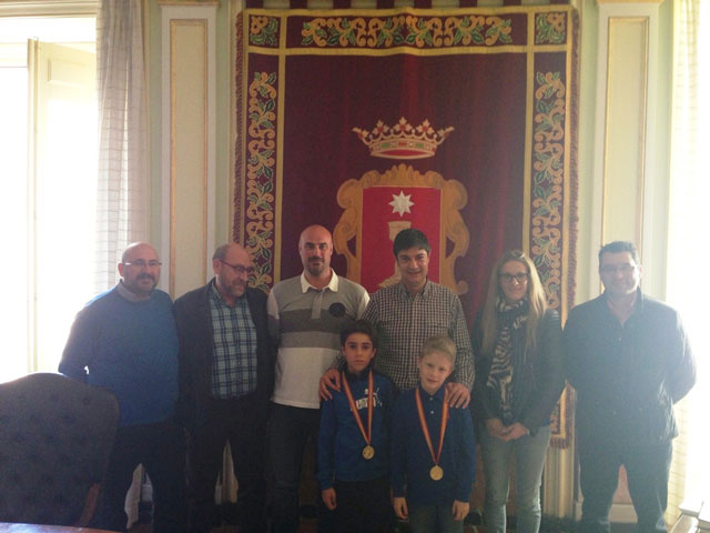 El alcalde recibe a los dos conquenses que se han proclamado Campeones de España de Fútbol en categoría Benjamín