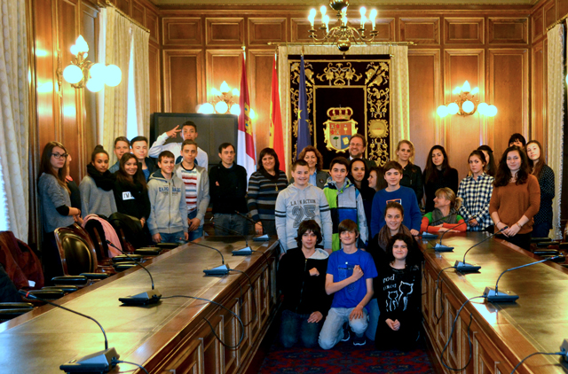 Alumnos de Francia visitan el Palacio de la Diputación 