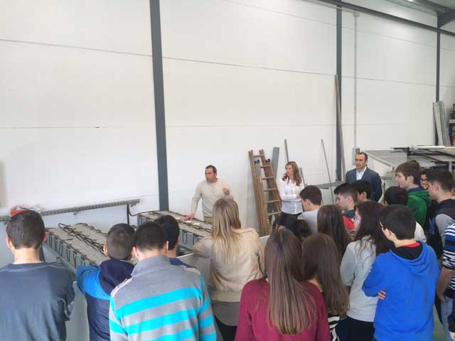Los alumnos del taller de iniciación a la actividad emprendedora viistan la empresa Ecogal energía