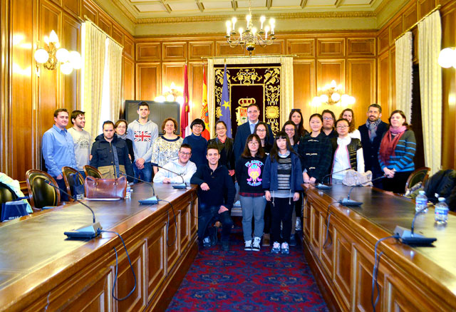Prieto recibe a las alumnas chinas del proyecto ‘Cuenca-Shanghái’ del IES ‘Alfonso VIII’