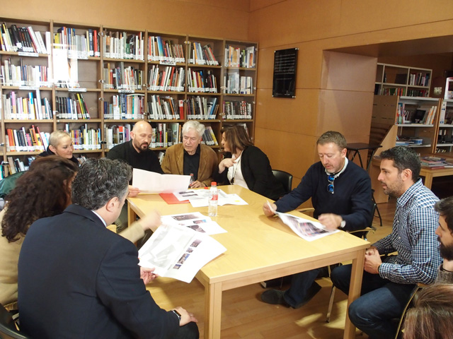 Cruz Novillo conoce de primera mano las propuestas que los alumnos de la Escuela de Arte que lleva su nombre han diseñado para la Feria del Libro