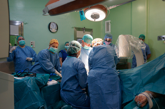El Servicio de Traumatología y Cirugía Ortopédica realiza la primera artoplastia de tobillo en el Virgen de la Luz 