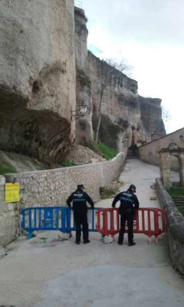 El desprendimiento de la parte inferior de un muro obliga a cortar el acceso a Las Angustias desde la Plaza Mayor
