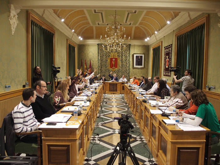 El Peno Municipal del Ayuntamiento ha aprobado instar a la Junta a financiar el 100% del Plan Extraordinario de Empleo 
