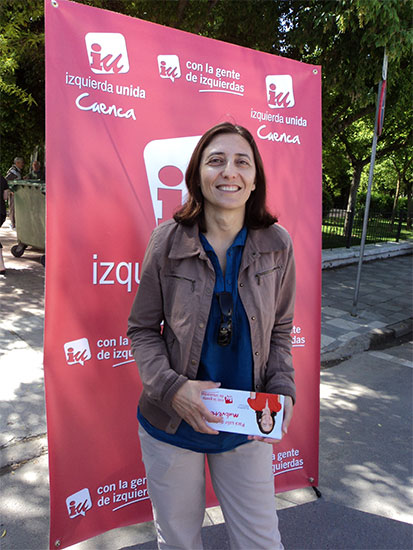 Ana Cruz ha acercado el programa de Izquierda Unida al mercadillo
