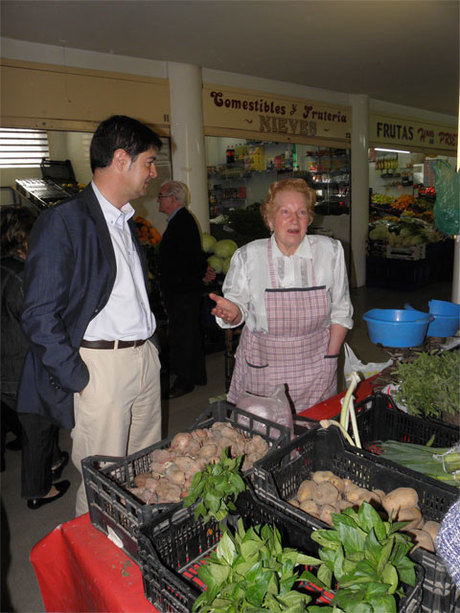 Ávila se compromete a reunirse con los comerciantes del mercado para decidir juntos el futuro del edificio