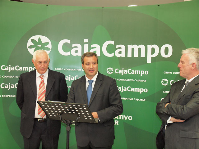 El alcalde de Cuenca preside la inauguración de la primera oficina de CajaCampo en la capital conquense