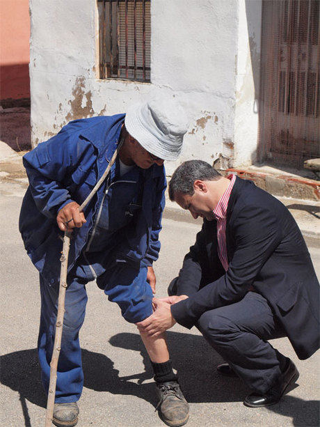 El candidato a la reelección por el Partido Popular “hace” de médico en su visita a Villanueva de los Escuderos