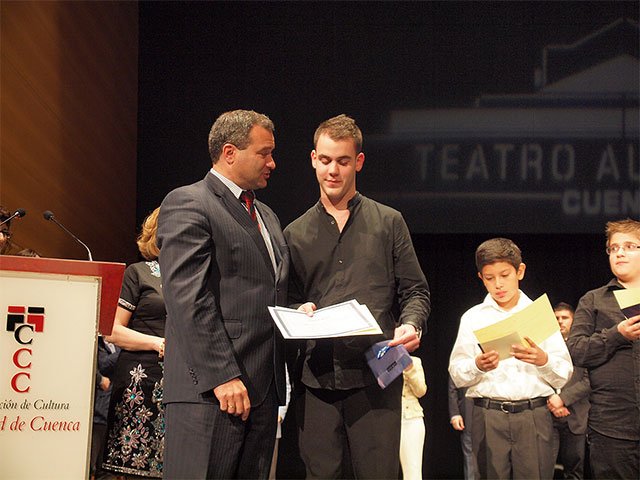 El alcalde entrega a Vicente Climent el primer premio de Enseñanzas Profesionales en el I Concurso Nacional de Jóvenes Intérpretes Ciudad de Cuenca
