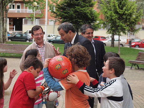 Pulido apuesta en su visita a Villaluz y San Fernando por una ciudad más acogedora y con menos coches