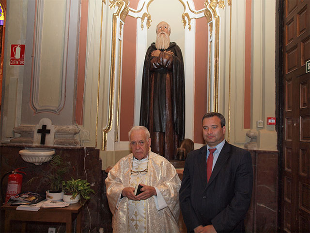 La talla restaurada de San Antón, obra de Fausto Culebras vuelve a la parroquia de la Virgen de la Luz