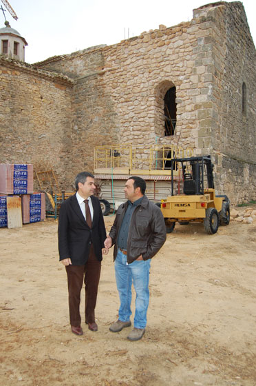Pardo se interesa por el estado de las obras de la iglesia de Cervera del Llano