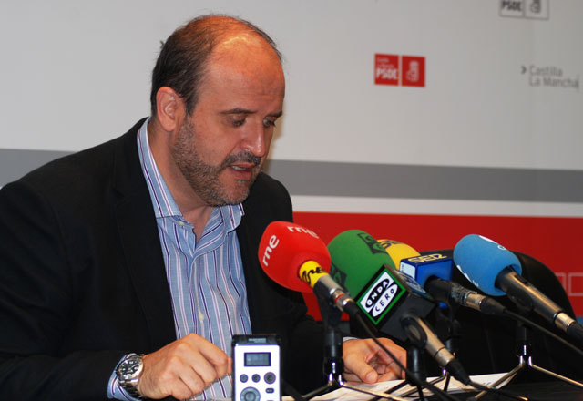 Guijarro:“Eliminan la gratuidad de los libros de texto, de los comedores y del transporte escolar y lo sustituyen por una pequeña deducción fiscal”