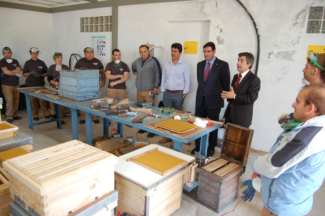 Prieto y Pardo animan a los integrantes del Taller de Empleo de Apicultura a que aprovechen la formación para incorporarse al mercado laboral