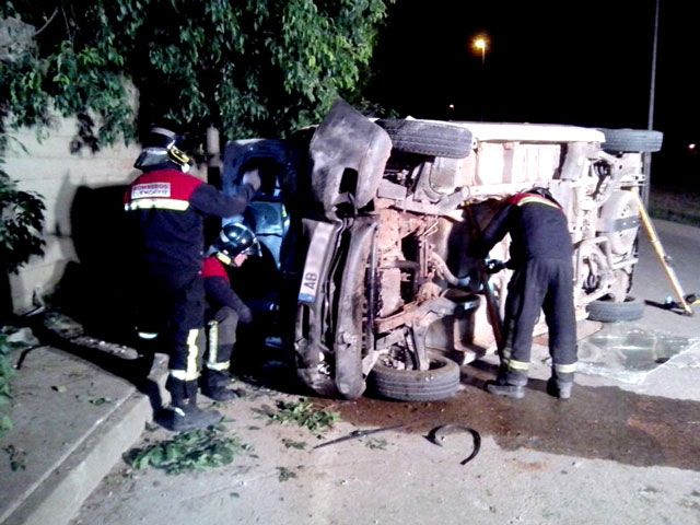 Bomberos del 112 de Cuenca rescatan a un hombre que había quedado atrapado en una furgoneta accidentada